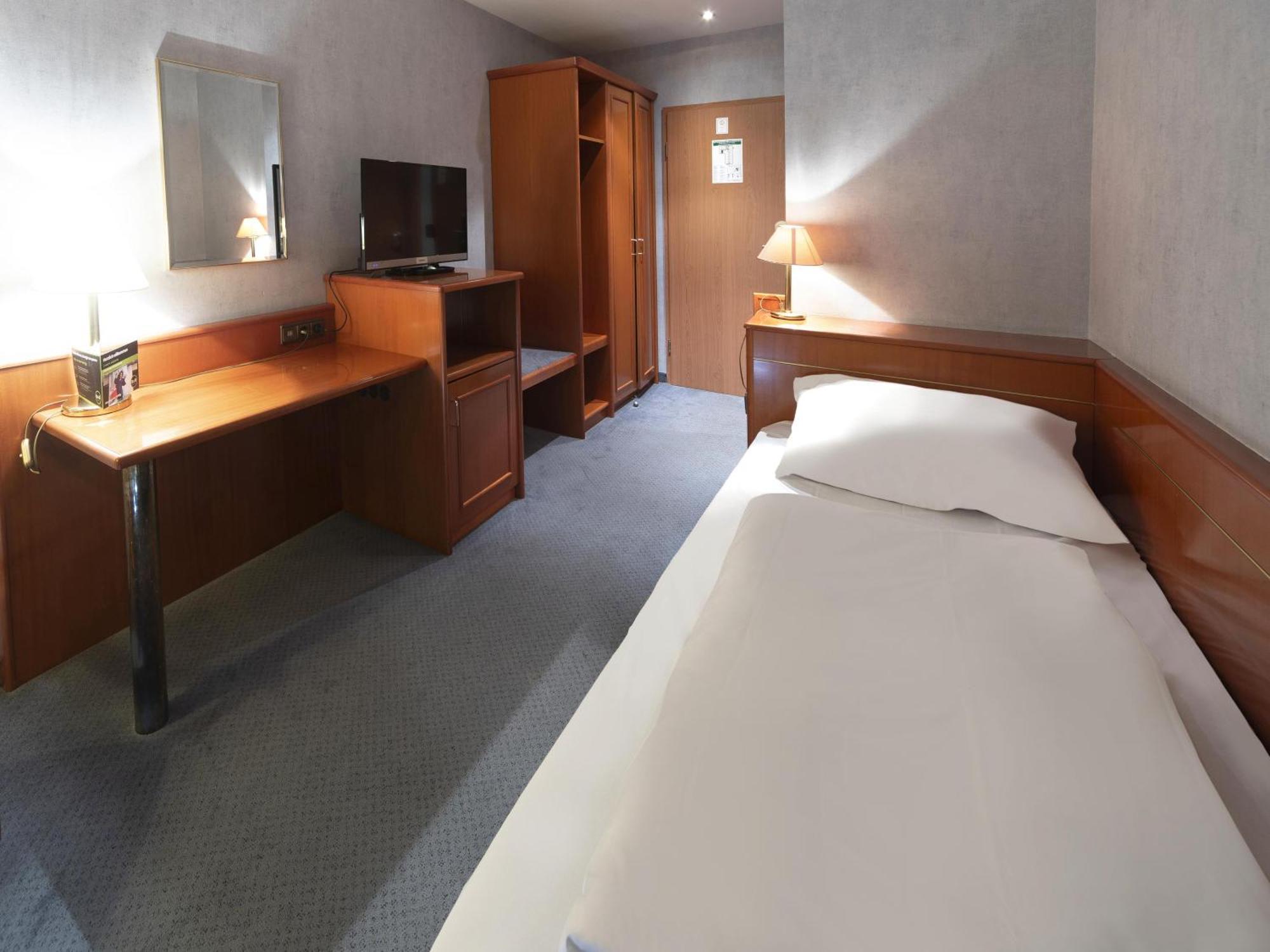B&B Hotel Gotha-Hbf Bagian luar foto